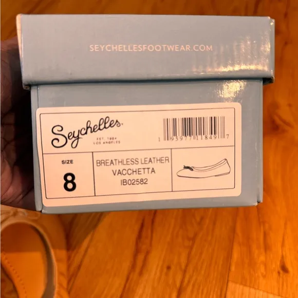 NWT Cream Flats with Textured Fabric and Classic Silhouette