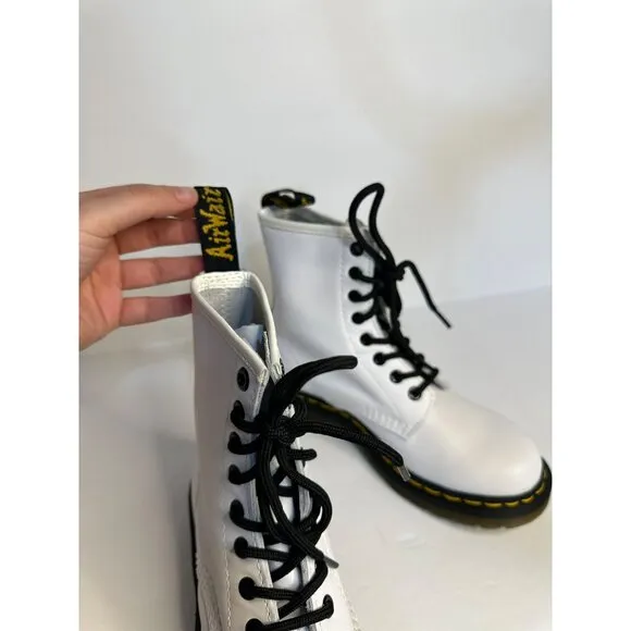NWT Dr. Marten's 1460 Smooth Leather 8 Eyelet Ladies Combat Lace Up Boots SZ 6