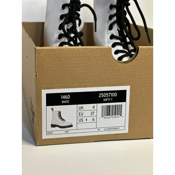 NWT Dr. Marten's 1460 Smooth Leather 8 Eyelet Ladies Combat Lace Up Boots SZ 6