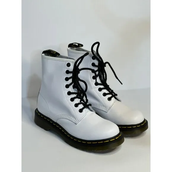 NWT Dr. Marten's 1460 Smooth Leather 8 Eyelet Ladies Combat Lace Up Boots SZ 6