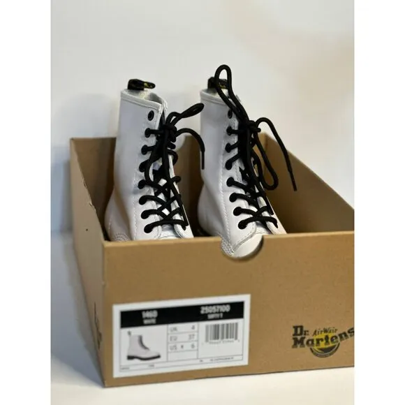 NWT Dr. Marten's 1460 Smooth Leather 8 Eyelet Ladies Combat Lace Up Boots SZ 6