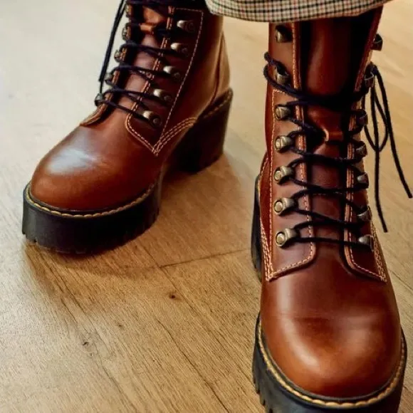 NWT DR MARTENS Leona Lace-Up Boots!