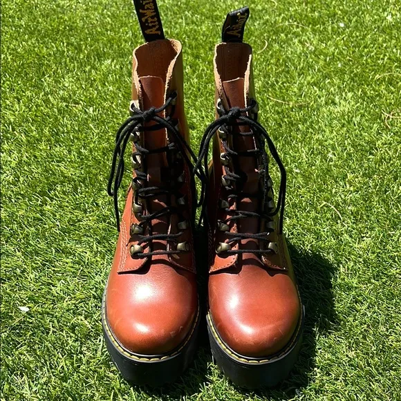 NWT DR MARTENS Leona Lace-Up Boots!