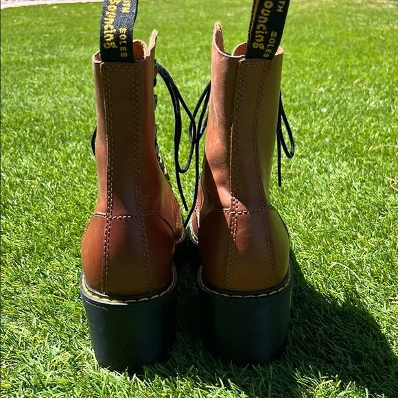 NWT DR MARTENS Leona Lace-Up Boots!