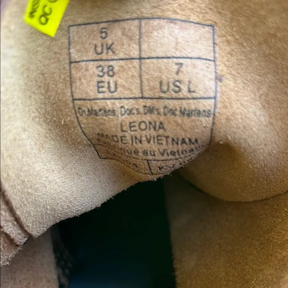 NWT DR MARTENS Leona Lace-Up Boots!