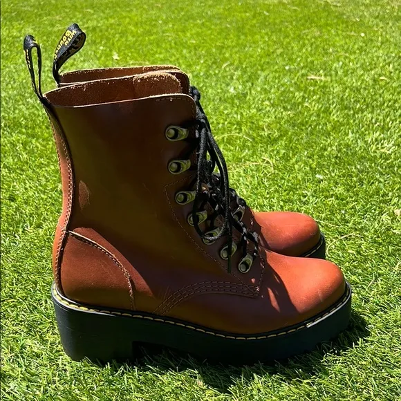 NWT DR MARTENS Leona Lace-Up Boots!