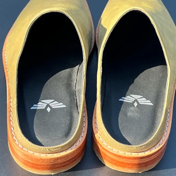 NWT Fortress of Inca Adra Size 35 Green Leather Slides