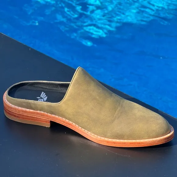NWT Fortress of Inca Adra Size 35 Green Leather Slides