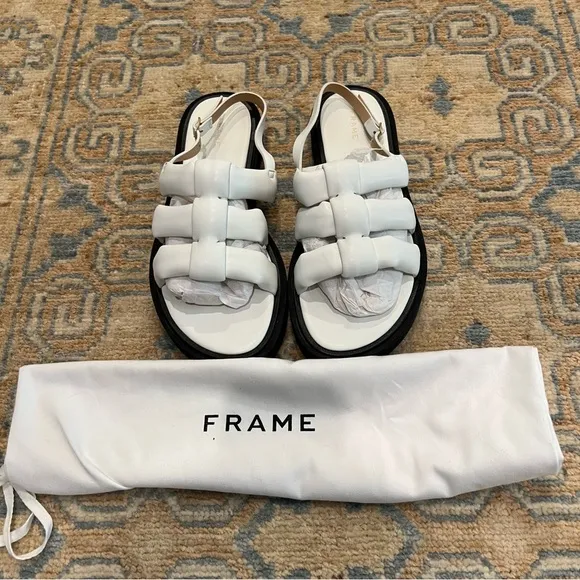 NWT FRAME Le Weston white &amp; black padded faux leather sandals | size 39 / 9