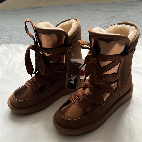 NWT Kuiper Canada Leather Lace Up Booties
