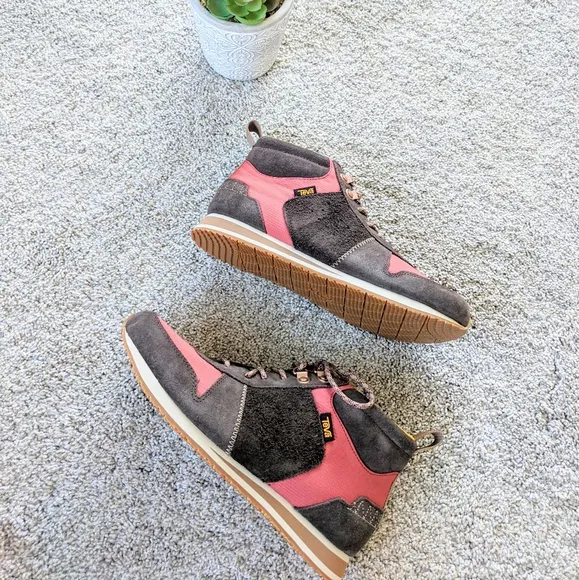 NWT Teva Sneakers Highside '84 Mid boots