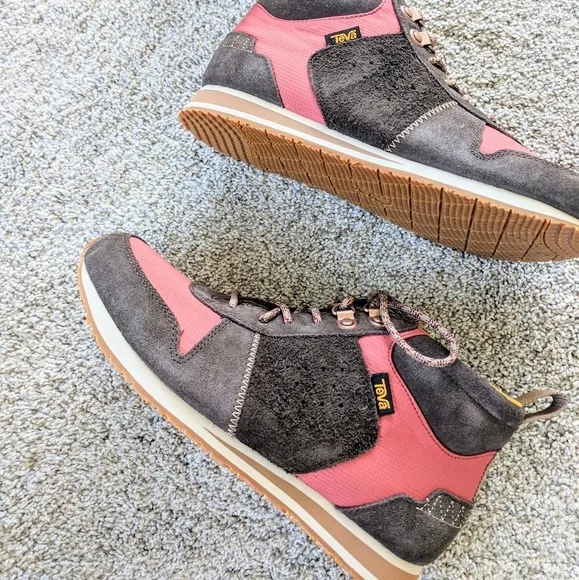 NWT Teva Sneakers Highside '84 Mid boots