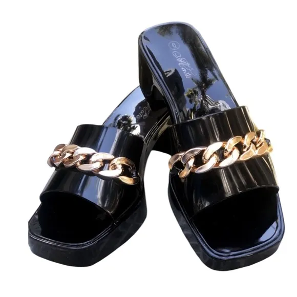 NWT/B Mata Shoe Slides Slay black jelly heels with chunky gold chain detail
