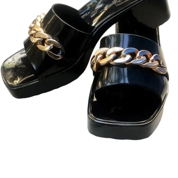 NWT/B Mata Shoe Slides Slay black jelly heels with chunky gold chain detail