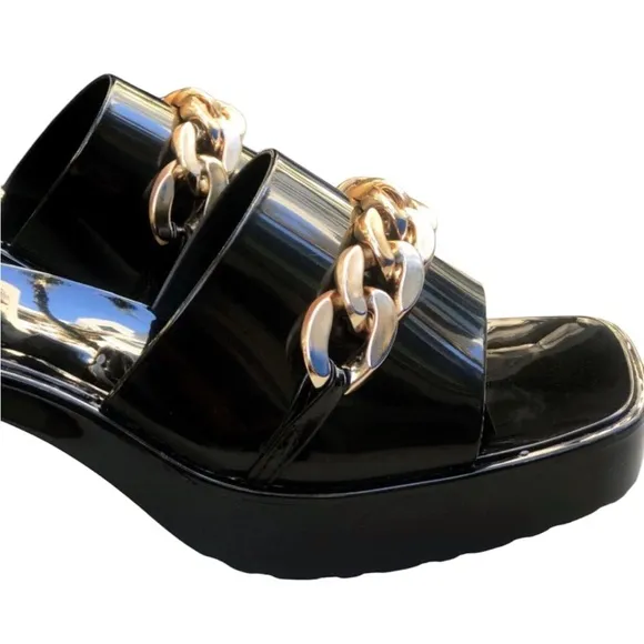NWT/B Mata Shoe Slides Slay black jelly heels with chunky gold chain detail