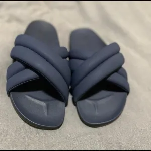 Olukai‎ W11/M9.5 Blue Cross Slides