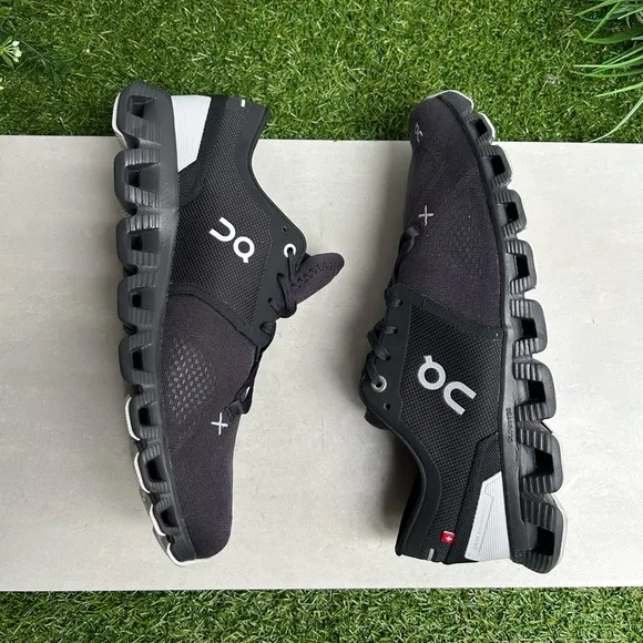 ON CLOUD ON RUNNINGCloud X Black Sneaker men 8 women 9.5 unisex