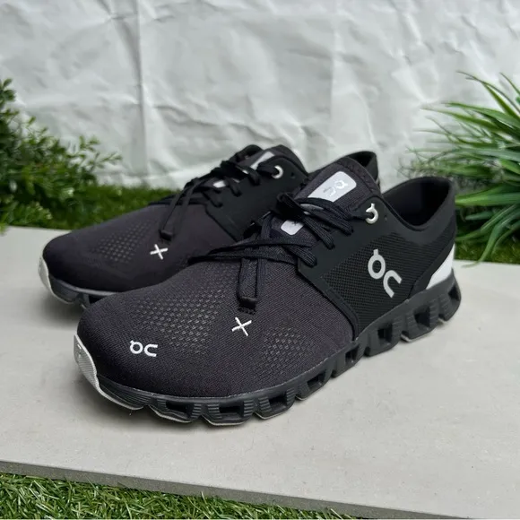 ON CLOUD ON RUNNINGCloud X Black Sneaker men 8 women 9.5 unisex