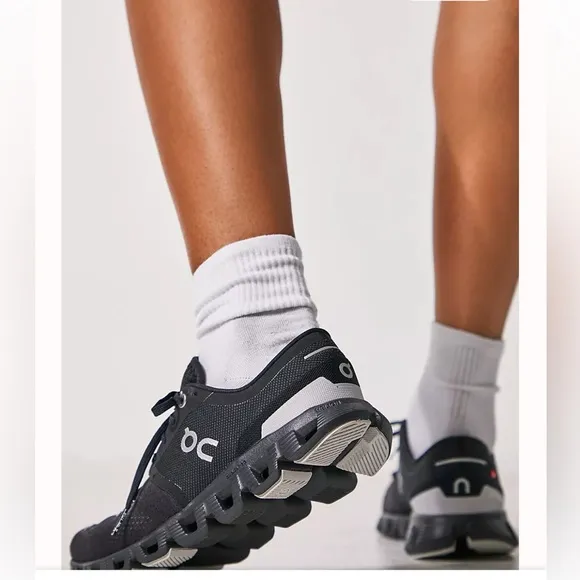 ON CLOUD ON RUNNINGCloud X Black Sneaker men 8 women 9.5 unisex