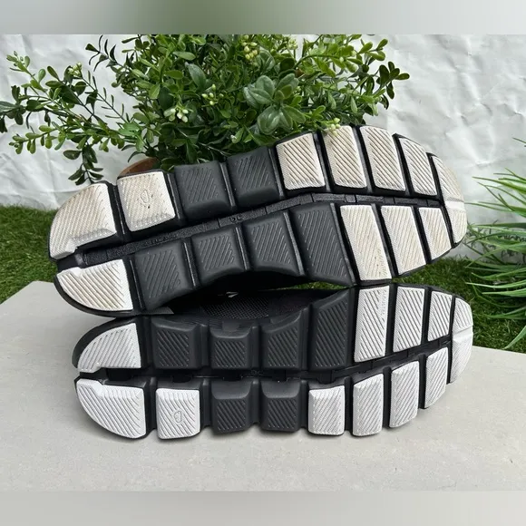 ON CLOUD ON RUNNINGCloud X Black Sneaker men 8 women 9.5 unisex