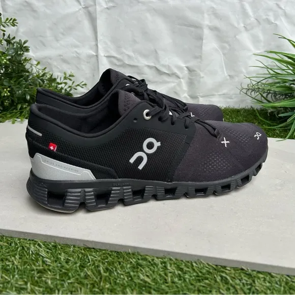 ON CLOUD ON RUNNINGCloud X Black Sneaker men 8 women 9.5 unisex