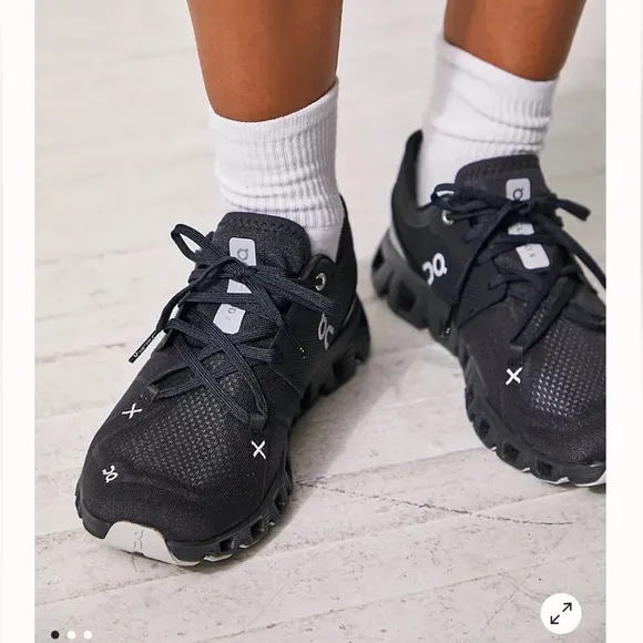 ON CLOUD ON RUNNINGCloud X Black Sneaker men 8 women 9.5 unisex