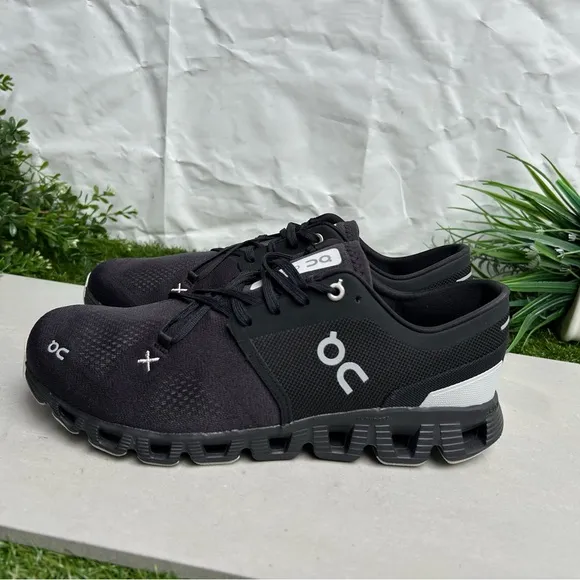 ON CLOUD ON RUNNINGCloud X Black Sneaker men 8 women 9.5 unisex