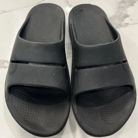 Oofos Men’s Black Sandals. Size Approximately 14