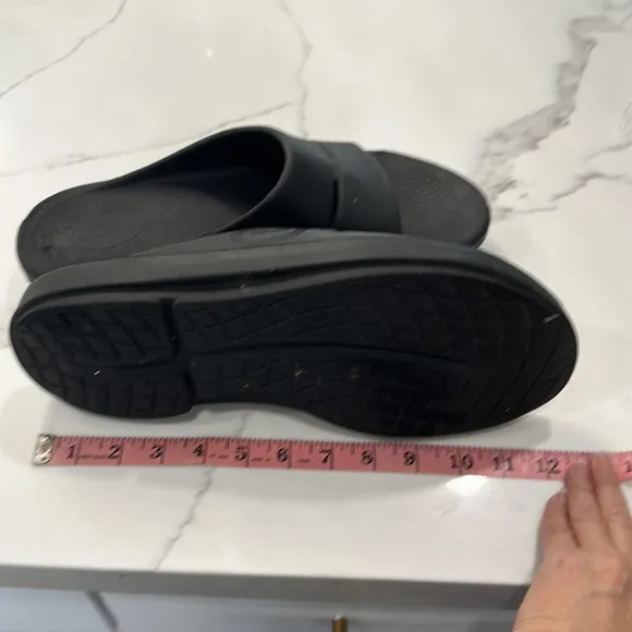 Oofos Men’s Black Sandals. Size Approximately 14