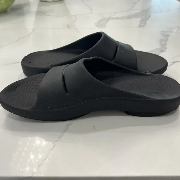 Oofos Men’s Black Sandals. Size Approximately 14