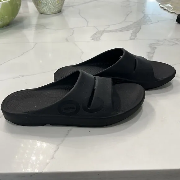 Oofos Men’s Black Sandals. Size Approximately 14