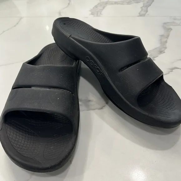 Oofos Men’s Black Sandals. Size Approximately 14