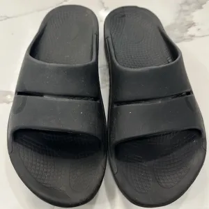 Oofos Men’s Black Sandals. Size Approximately 14