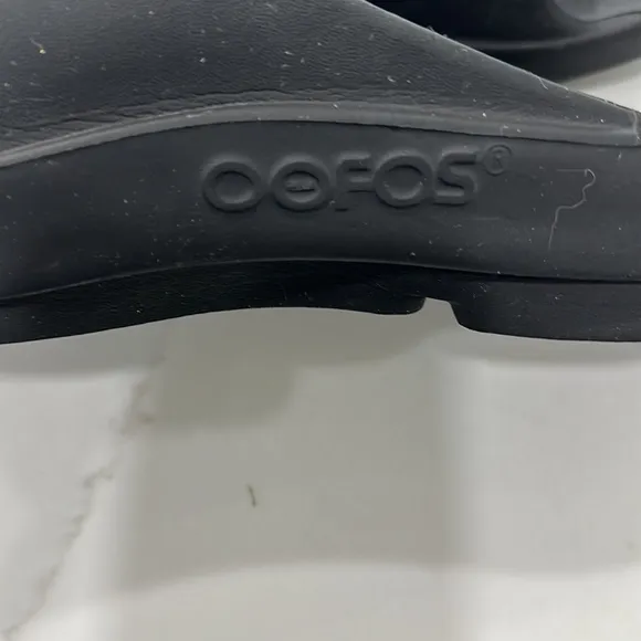 Oofos Men’s Black Sandals. Size Approximately 14