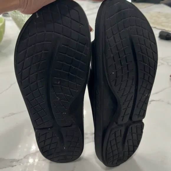 Oofos Men’s Black Sandals. Size Approximately 14