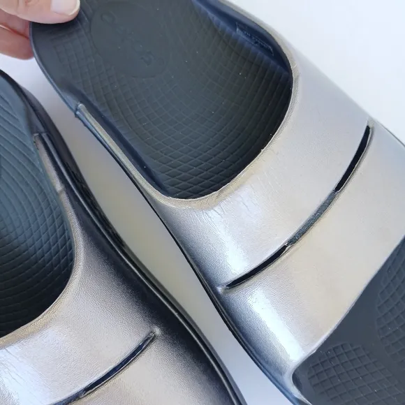 OOFOS Ooahh Women's Metallic Slide Sandals Latte