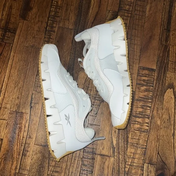 Reebok Ortholite Zig Dynamica Sneakers NWT Shoes white gray womens 7 OR  37.5
