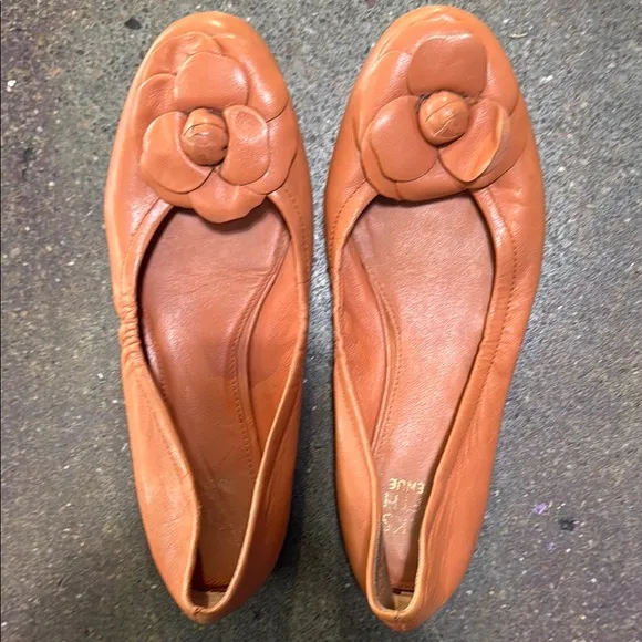 Saks Fifth Avenue Orange Flats with Classic Design