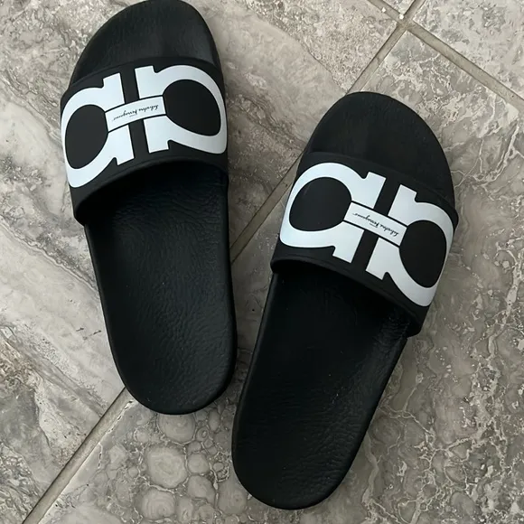 Salvatore Ferragamo Groovy Gancini Slide Sandals in Black, Size 11 EXCELLENT!