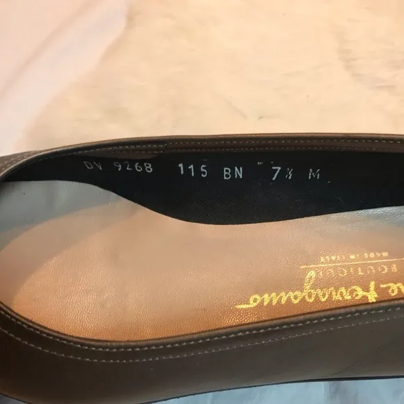 Salvatore Ferragamo Leather Flats 7.5B Metallic