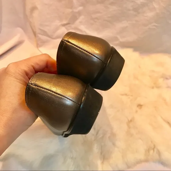 Salvatore Ferragamo Leather Flats 7.5B Metallic