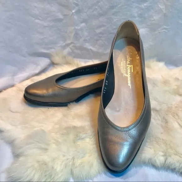 Salvatore Ferragamo Leather Flats 7.5B Metallic
