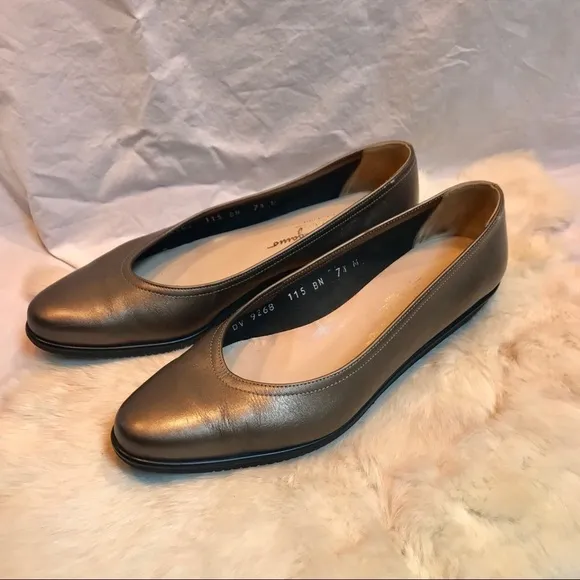 Salvatore Ferragamo Leather Flats 7.5B Metallic