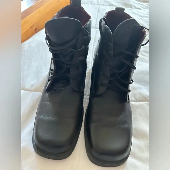 Santana Canada lace up black leather boots