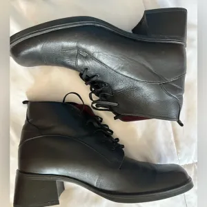 Santana Canada lace up black leather boots