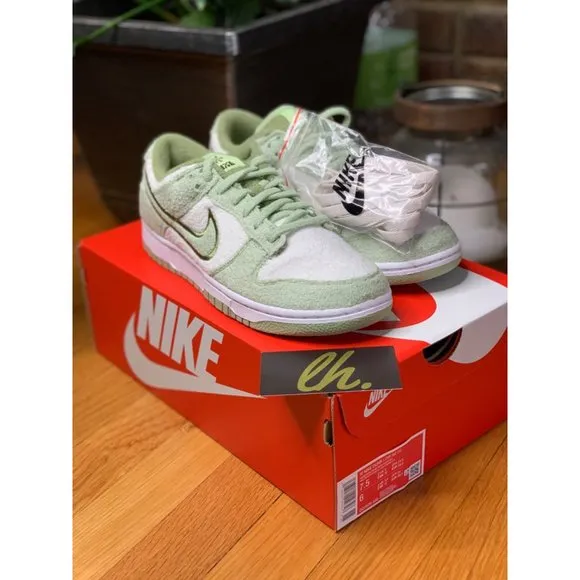 Size 10w Nike Dunk Low SE “Honeydew Fleece Pack” Athletic Sneakers DQ7579-300