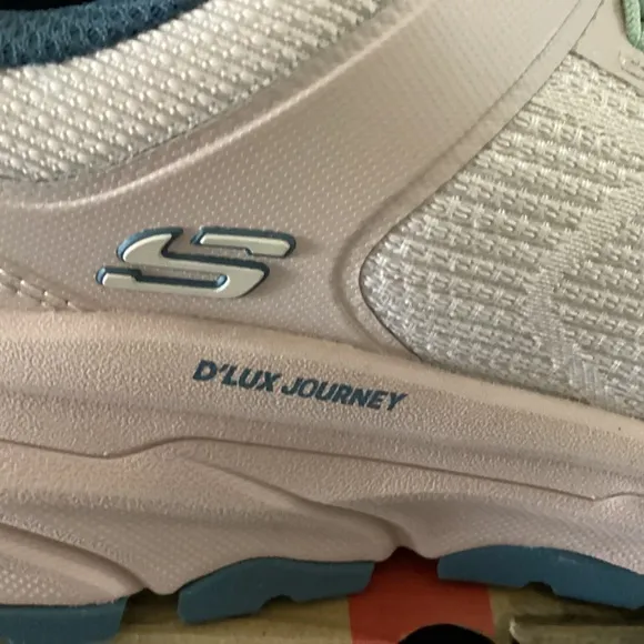 Skechers Women’s Relaxed Fit: D’Lux Journey Trail Running Sneakers, size 9