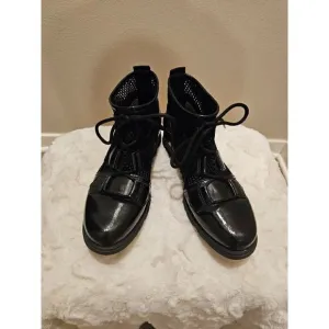 Sorel Black Patent Leather Lace Up Ankle Boots Size 7.5