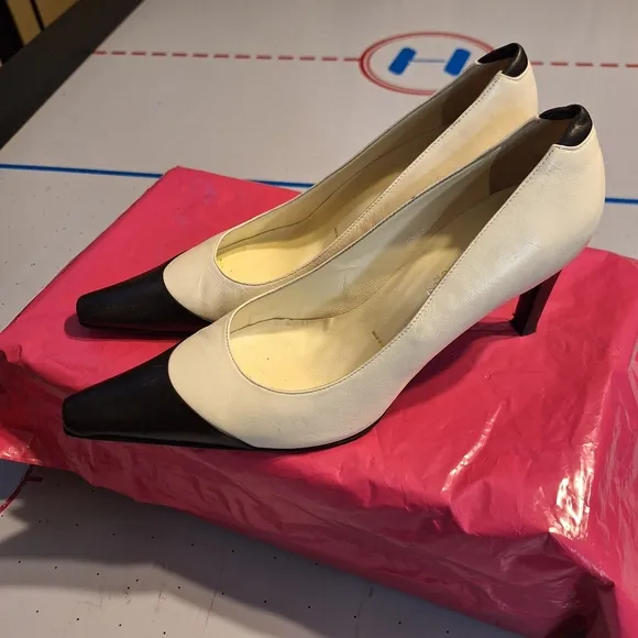 St. John Black and White Flats Elegant Loafers