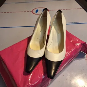 St. John Black and White Flats Elegant Loafers